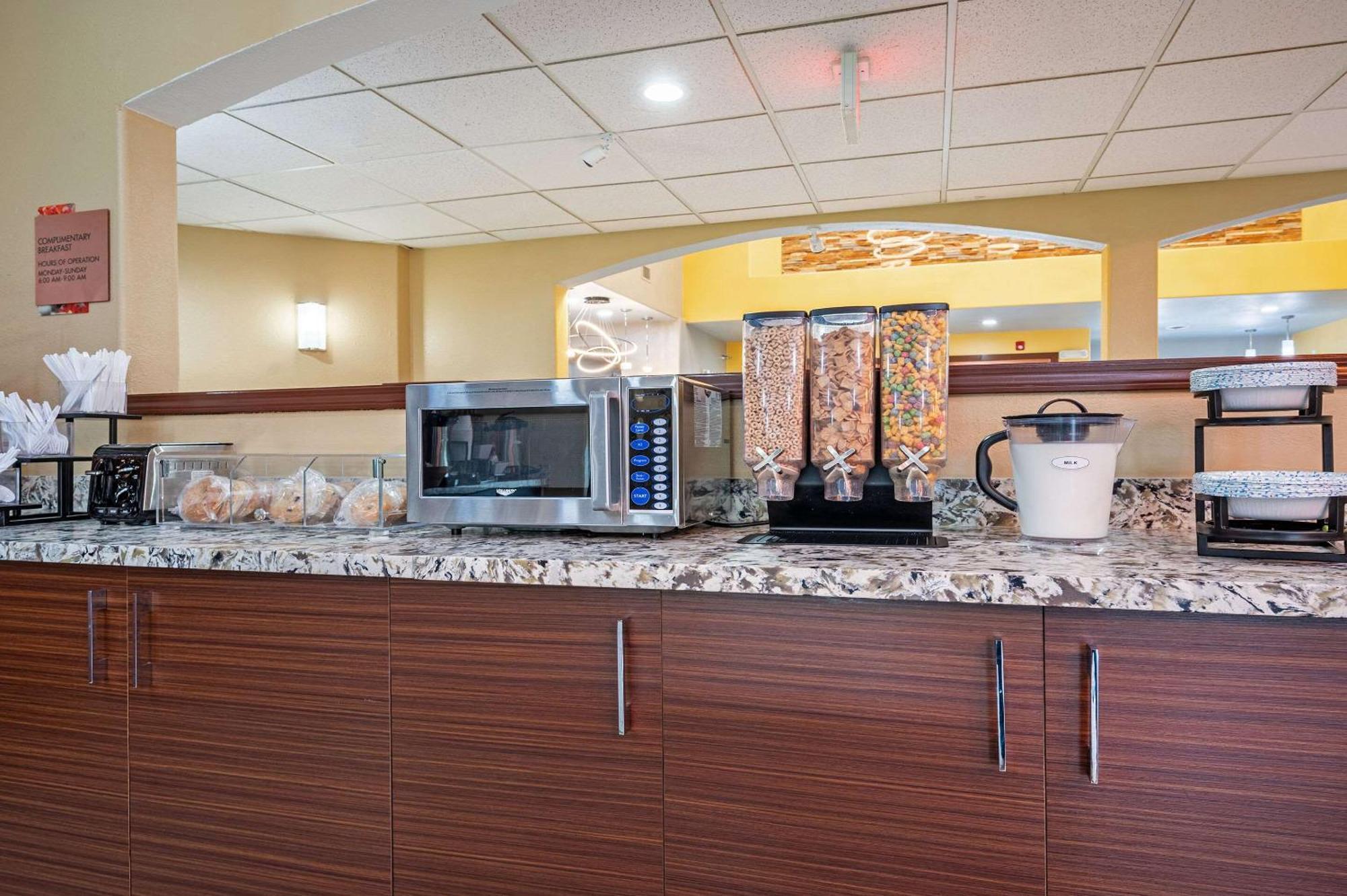 The Leo Collection Detroit, Ascend Hotel Collection Lincoln Park Bagian luar foto