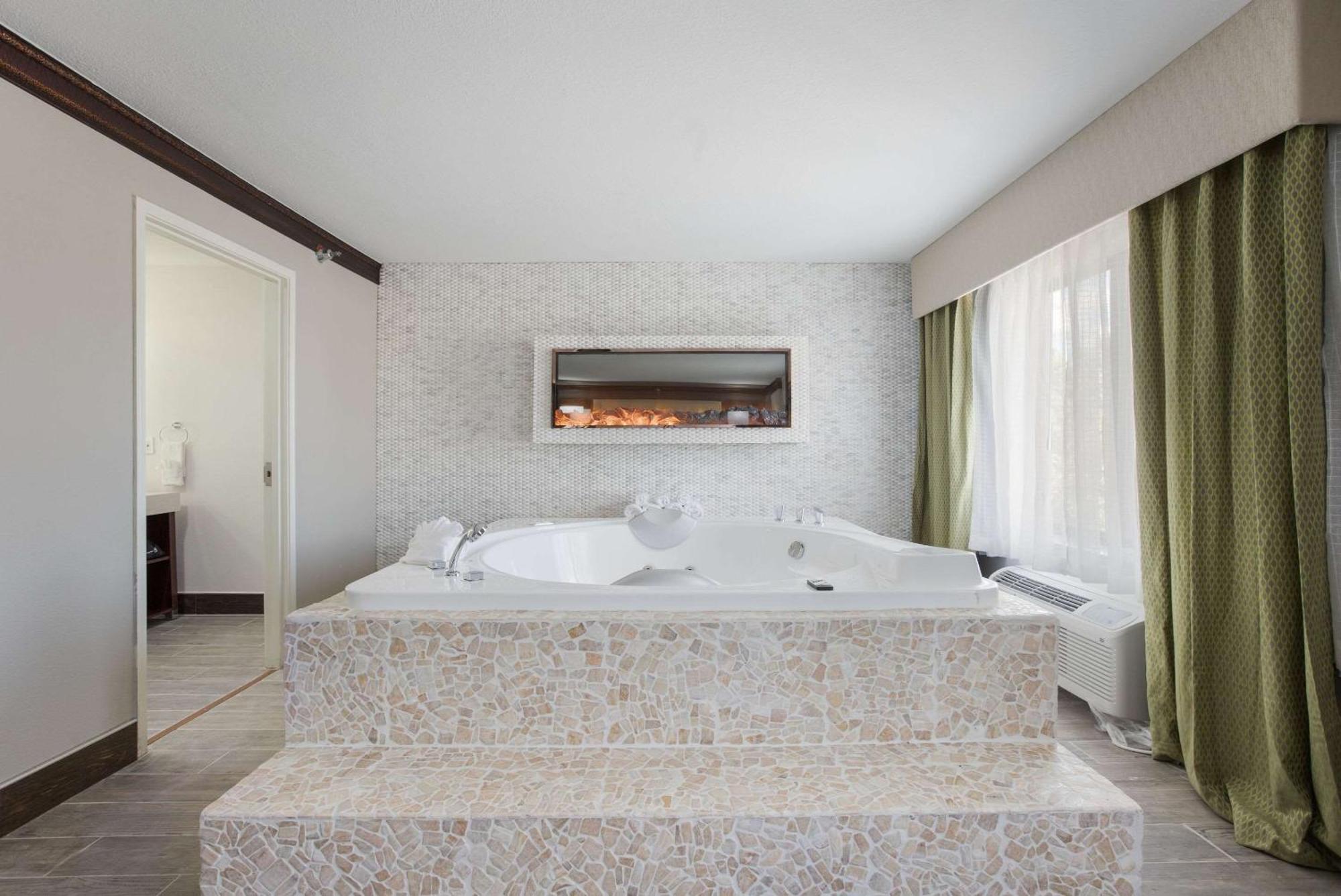 The Leo Collection Detroit, Ascend Hotel Collection Lincoln Park Bagian luar foto