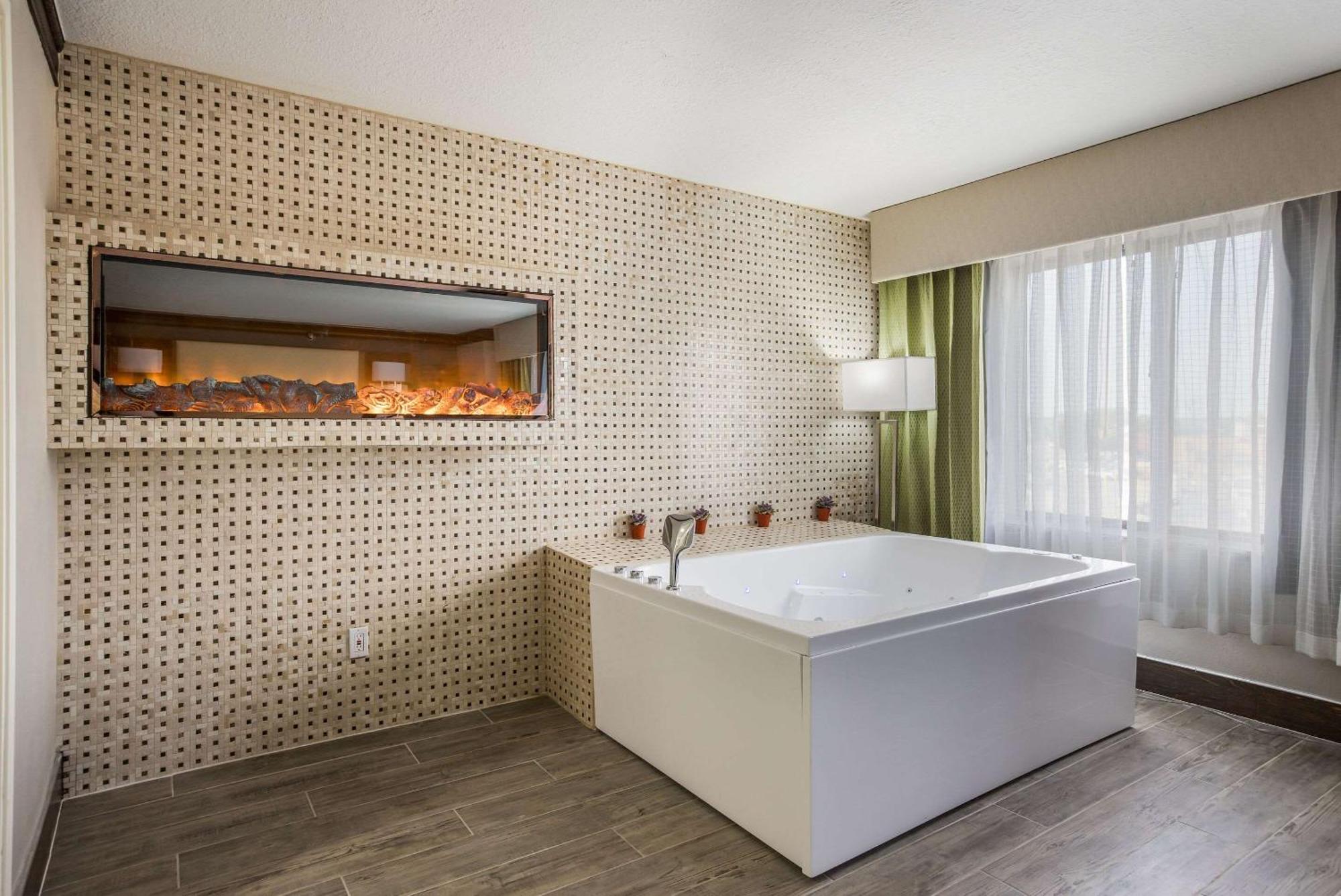 The Leo Collection Detroit, Ascend Hotel Collection Lincoln Park Bagian luar foto
